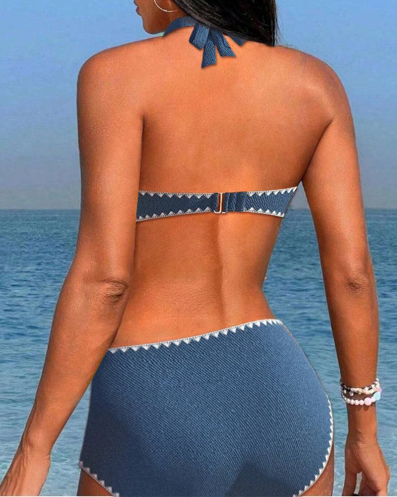 Einfacher urlaubsbikini mit plissiertem neckholder