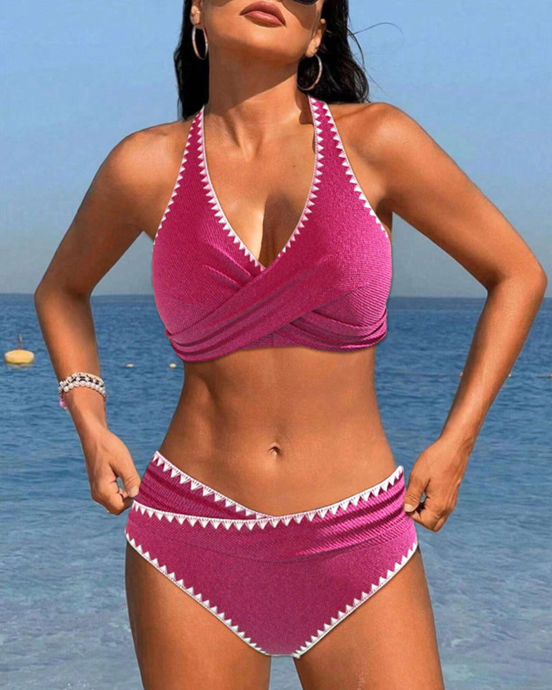Einfacher urlaubsbikini mit plissiertem neckholder