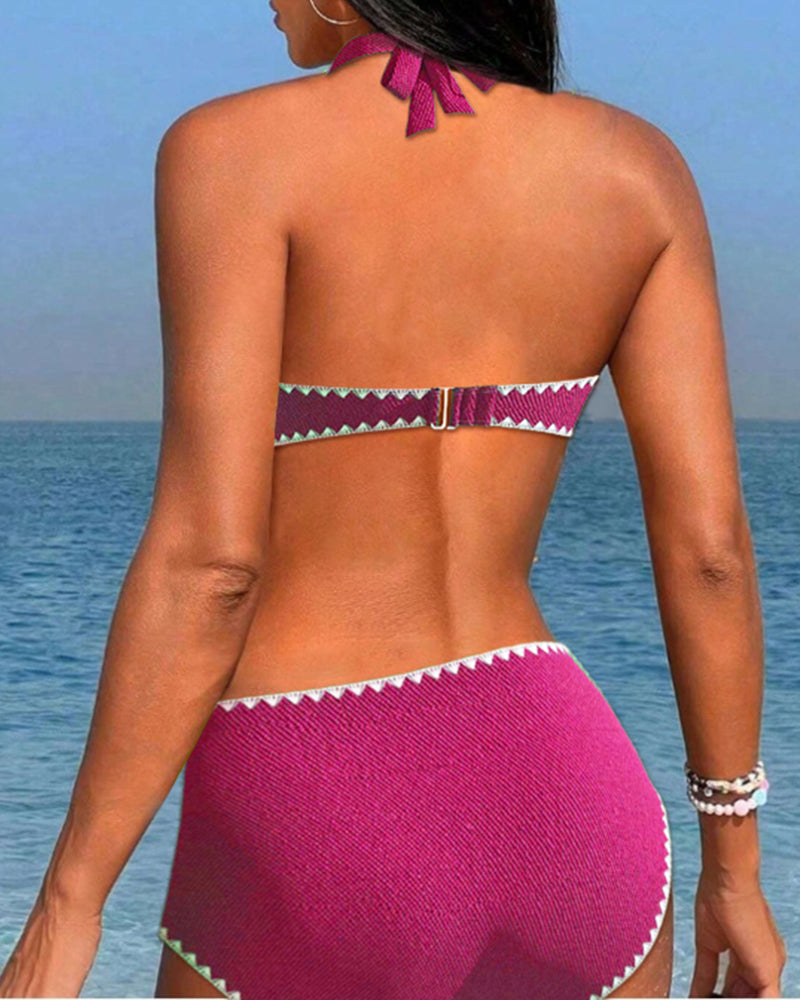 Einfacher urlaubsbikini mit plissiertem neckholder