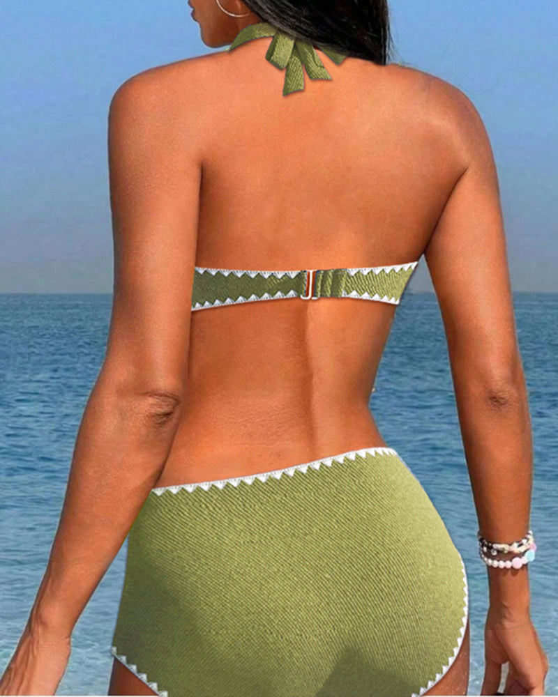 Einfacher urlaubsbikini mit plissiertem neckholder