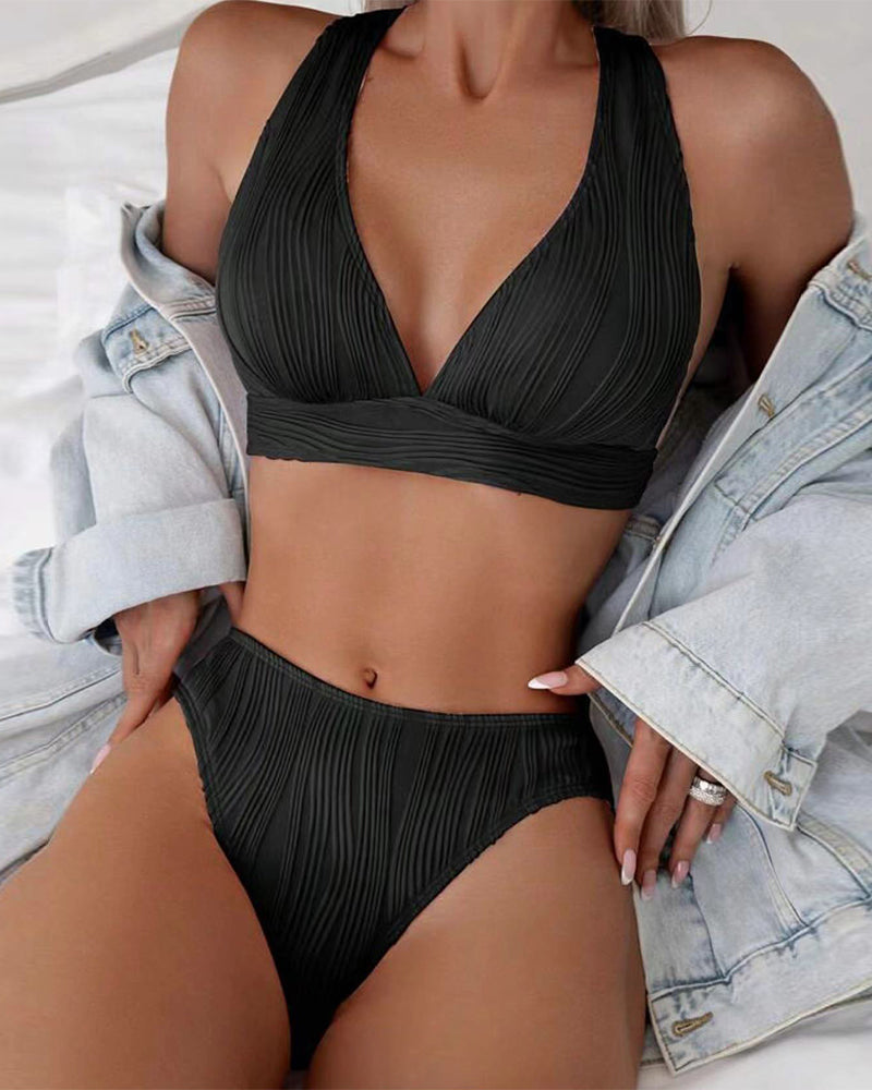 Einfarbiger, sexy Bikini mit tiefem V-Ausschnitt