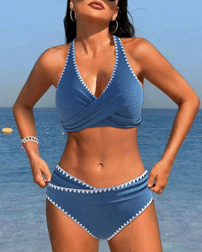 Einfacher urlaubsbikini mit plissiertem neckholder