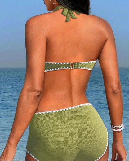 Einfacher urlaubsbikini mit plissiertem neckholder